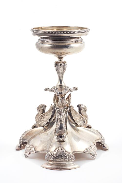 A Victorian silver table centrepiece stand, of triform with three dragon supports, raised on a shaped base, with cast palmette motifs, height 20cm, Bi