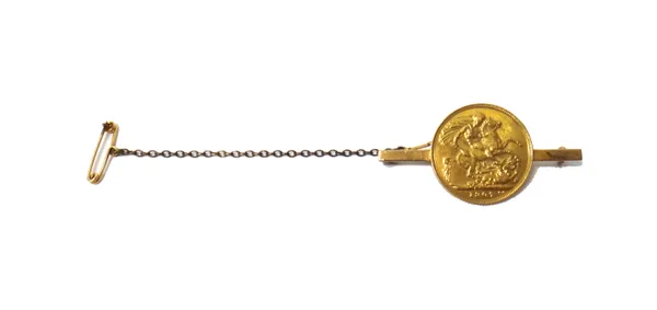 An Edward sovereign 1907 mounted to be worn as a bar brooch, fitted with a safety chain.