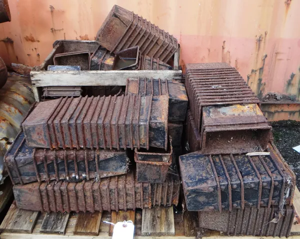 A large quantity of 20th century metal bread tins. (a.f)