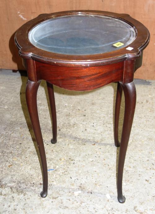 A circular display top occasional table.   M5