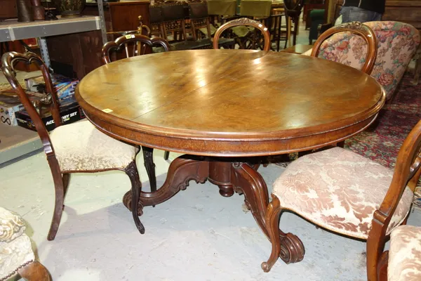 A Victorian mahogany circular breakfast table with tripod base, 128cm wide.    E2