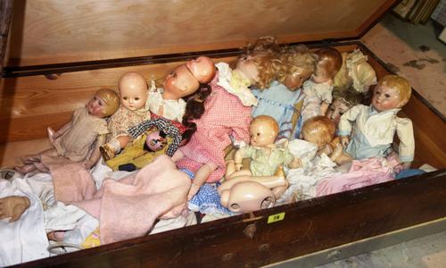 A large quantity of early 20th century and later dolls (mainly a.f), in a large wooden box, (qty).  S2B