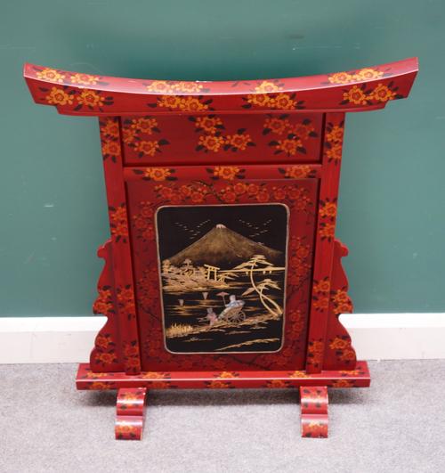 An early 20th century Japanese red and black lacquer chinoiserie and mother-of-pearl decorated fire screen, 75cm wide x 89cm high.