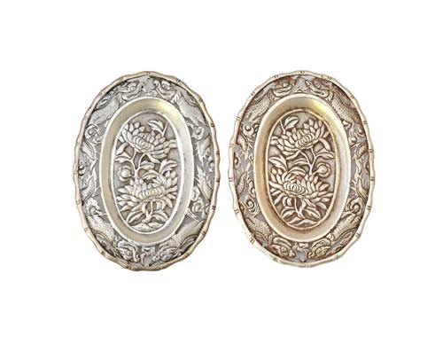 A pair of Chinese shaped oval small dishes, each decorated to the centre with floral sprays, within a pierced border decorated with dragons, maker LW,