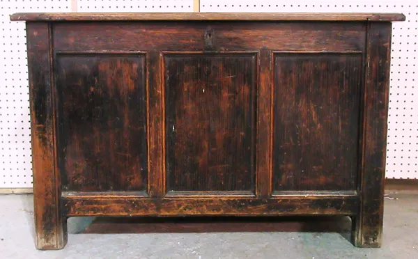 A 17th century style oak coffer with triple panel lid and front, 98cm wide.   L7