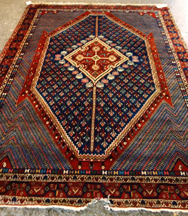 A Shiraz style carpet, 166cm x 221cm.    G5