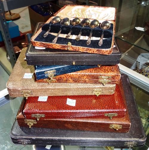 Silver plated wares, comprising; mainly boxed sets of teaspoons, forks, fish and dessert cutlery and further loose items.  (qty).   C