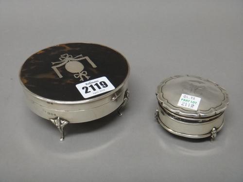 A silver and tortoiseshell hinge lidded trinket box, inlaid with an oval cartouche and ribbon tied swag motif, raised on four feet, diameter 11cm, Lon