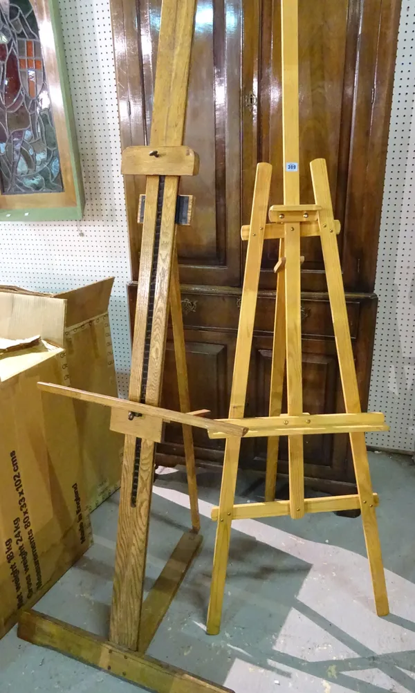 A 20th century pine easel and an oak easel, (2)  M9