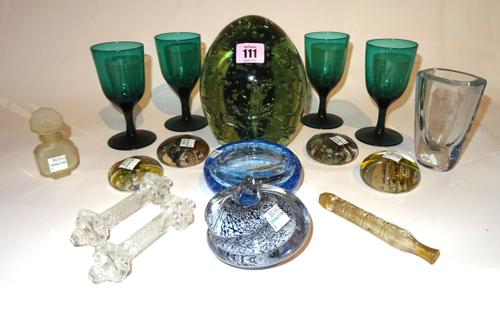 Glassware items to include; a large green dump weight, four pictorial paper weights, two cut glass knife rests and sundry (qty).  S4M