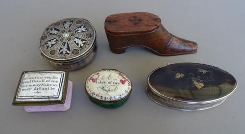 A 19th century Continental silver and gold inlaid tortoiseshell snuff box of oval form, 7.7cm wide, two 18th century Staffordshire enamel patch boxes