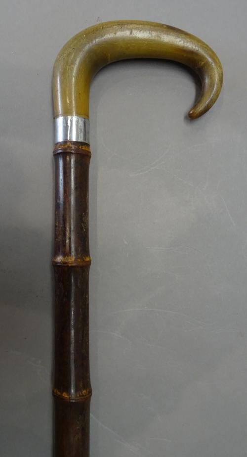 A horn mounted bamboo 'horse measure' walking stick, early 20th century, with internal box wood measuring stick, 95.5cm.