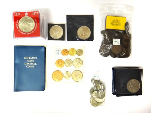A collection of mostly British coins, comprising; five Elizabeth II 5 pounds crowns, eleven further Elizabeth II commemorative crowns, a quantity of p