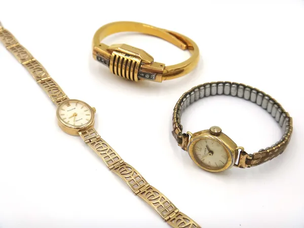 An Accurist Gold 9ct gold lady's bracelet wristwatch, the signed oval cream coloured dial with gilt baton numerals, the 9ct gold bracelet with a fold