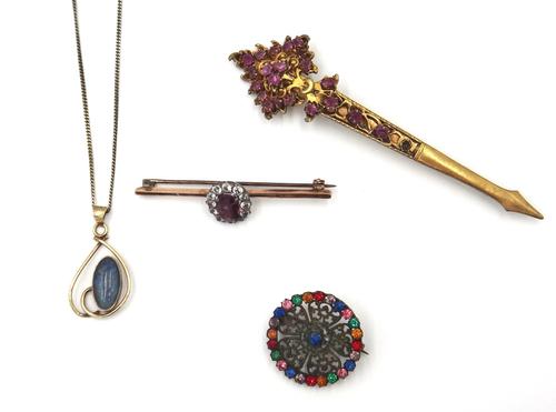 A light magenta coloured sapphire and colourless gem set cluster bar brooch, with a case, an Asian gilt metal and pale pink sapphire set turban pin, m