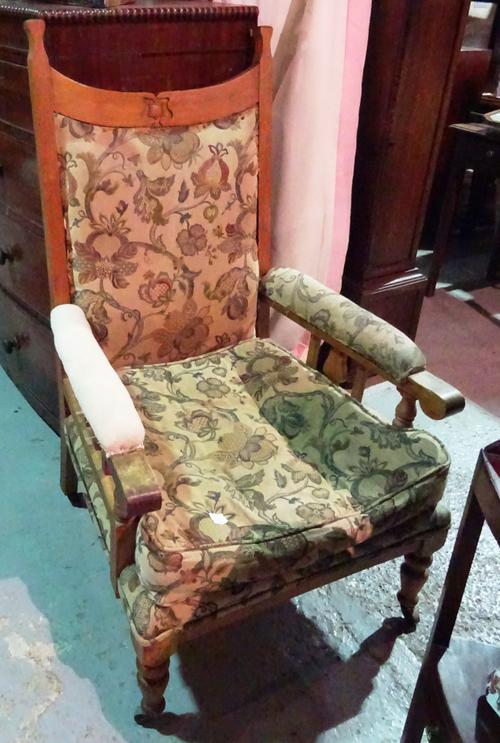 An Arts & Crafts oak framed open armchair on turned supports, 70cm wide x 112cm high. I7