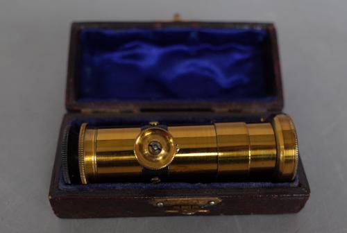 A brass spectrometer, late 19th century, with adjustable eye piece in a velvet lined leather case, 7cm.