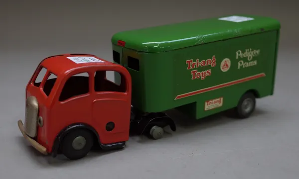 A Triang Minic clockwork mechanical horse with Pantechnion 'Pedigree Prams' No 30M, red cab, green trailer, boxed.