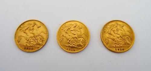 An Edward VII half sovereign, 1910 and two George V half sovereigns, both 1914, (3).