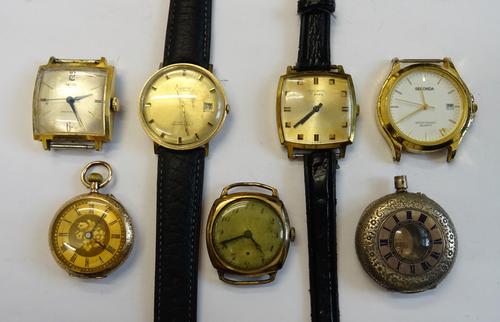 An Accurist Automatic Shockmaster 9ct gold circular cased gentleman's wristwatch, with a signed automatic movement, the signed dial with baton numeral