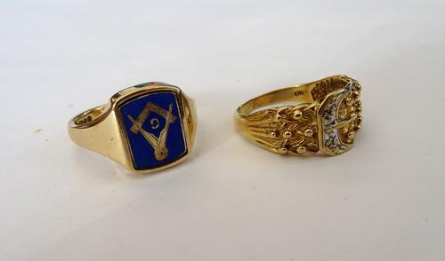 A 9ct gold and blue enamelled rotating gentleman's Masonic ring, detailed to one side with Masonic motifs and plain to the other side, ring size U and
