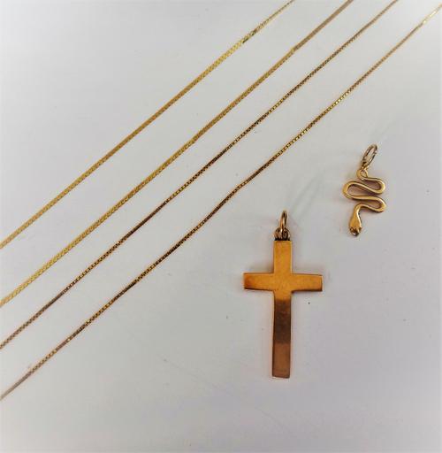 A gold serpentine link neckchain, detailed 14 KT, a gold box link neckchain, detailed 585, a gold snake pendant, detailed 585 and a 15ct gold plain pe