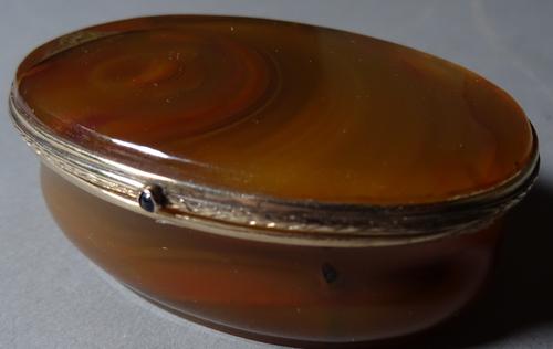 An oval Rococo style brown agate snuff box, (a.f.).    CAB