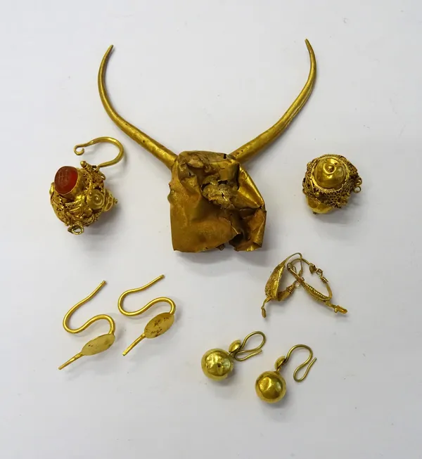 A small group of antiquity and tribal style items, comprising; three pairs of earrings, a fitting having two horns and two further fittings, in the Ro