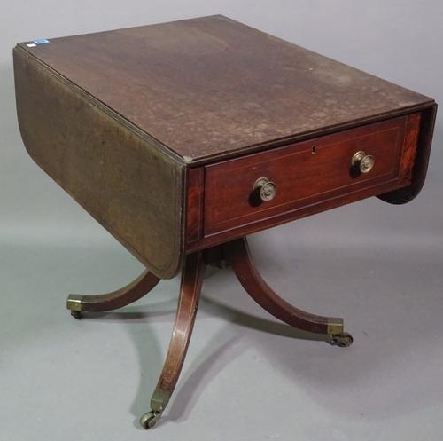 A George III drop flap centre table on downswept supports, 76cm wide x 72cm high.   I4