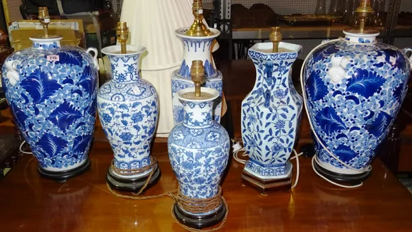 A large pair of blue and white bulbous shaped table lamps and four further smaller blue and white table lamps, (6).  J4