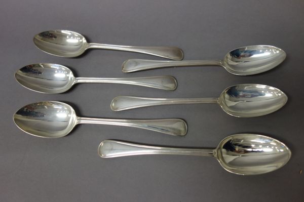 A set of six double struck Old English and thread pattern dessert spoons, London 1913, weight 303 gms, (6).