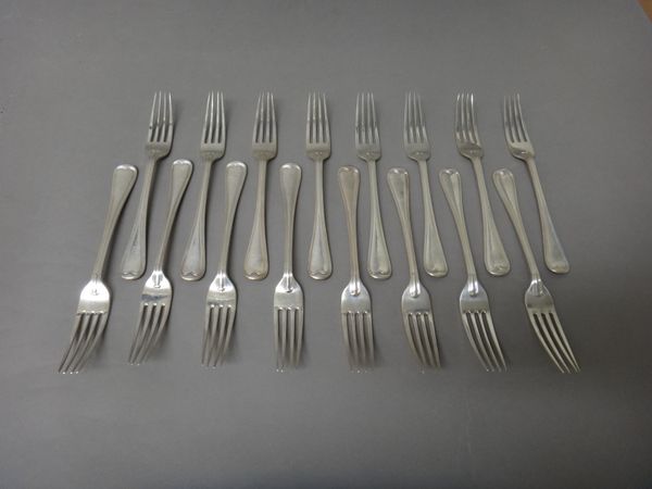 Sixteen silver double struck Old English and thread pattern dessert forks, London 1913, weight 917 gms, (16).