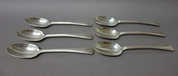 Six double struck Old English and thread pattern table spoons, mostly London 1913 (some hallmarks rubbed), combined weight 518 gms, (6).