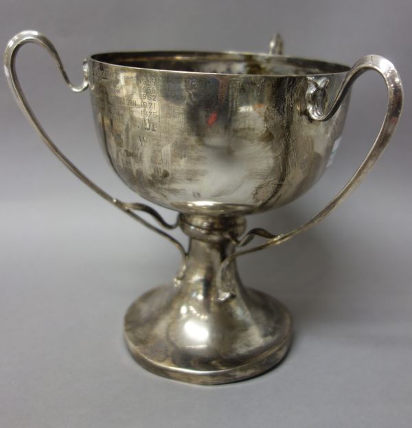 A silver three handled trophy cup, raised on a circuclar foot, in an art nouveau inspired design, presentation inscribed, Sheffield 1906, weight 622 g