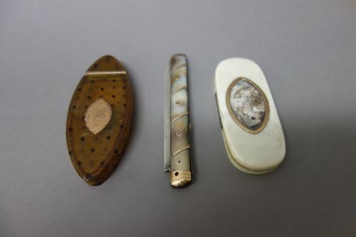 A gold mounted curved rectangular ivory hinge lidded toothpick box, fitted with a glazed locket compartment to the lid, a gold mounted oval tortoisesh