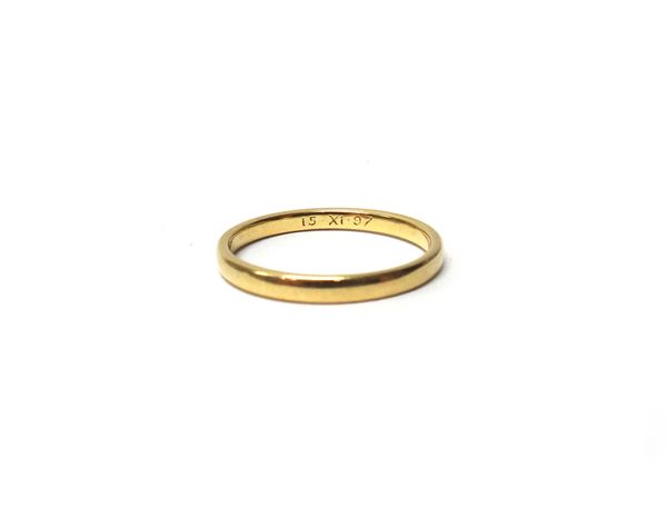 An 18 ct gold wedding ring, size R, weight 2.7 gms.