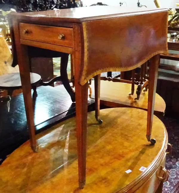 An Edwardian inlaid mahogany Pembroke table, the butterfly drop flap top over single frieze drawer, on tapering square supports, 58cm wide. G7