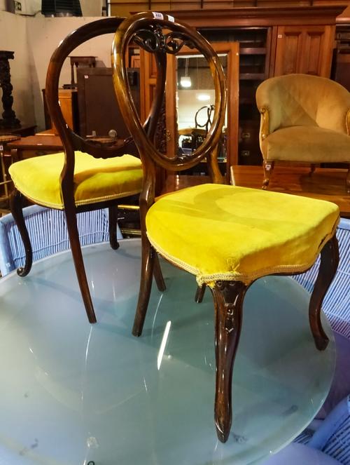 A similar pair of Regency rosewood balloon back dining chairs, on cabriole supports, (2).  I8