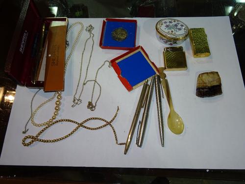 Collectables, including; a Shaeffer fountain pen, three Parker pens, a gold plated Dunhill lighter, a Colibri lighter, a Spode enamelled trinket box,