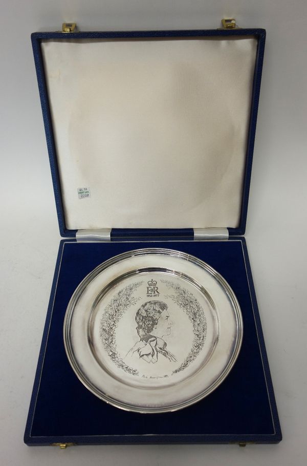 A silver circular dish, commemorating The Silver Jubilee of Queen Elizabeth II 1952-1977, London 1977, diameter 23cm, weight 342 gms, with a case.