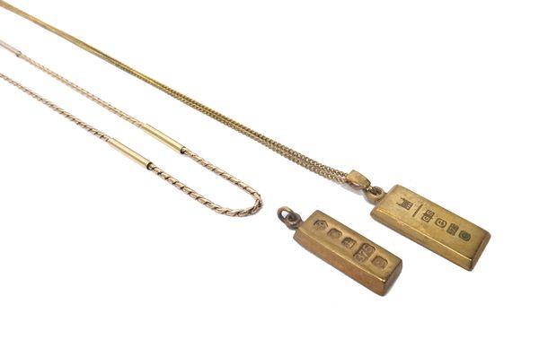 Two 9ct gold rectangular ingot shaped pendants, a curb link neckchain, on a bolt ring clasp, detailed 375 and a 9ct gold neckchain, in a baton shaped