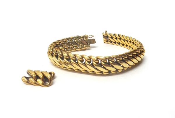 A gold bracelet, in an interwoven link design, on a snap clasp, with foldover safety catches, detailed 0,750, with spare links, combined gross weight