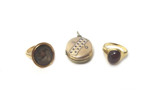 A gold ring, mounted with an oval carbuncle garnet, ring size E and a half, a gold ring, glazed with an oval hair locket compartment (composite) ring