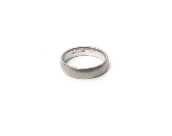 Am 18ct white gold plain wedding band ring, ring size P, weight 7.2 gms.