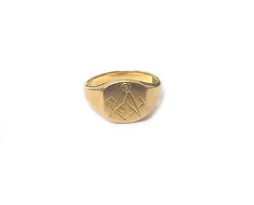 A gentleman's gold Masonic signet ring, engraved with a Masonic square and compasses motif, detailed 18 CT, ring size P and a half, weight 7.8 gms, wi