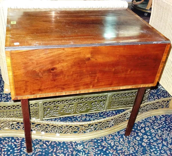 An Edwardian mahogany Pembroke table, on square block supports, 73cm wide x 68cm high.   H5