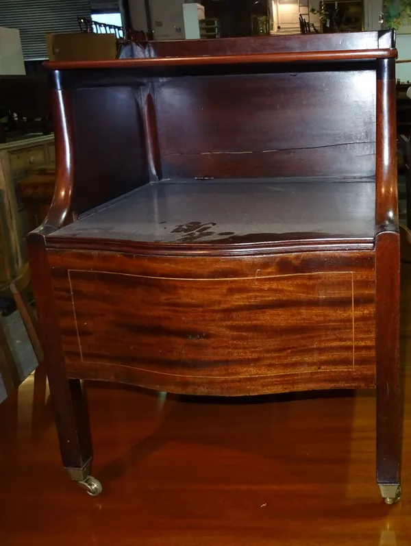 A George III mahogany commode with serpentine front, 55cm wide.   I10