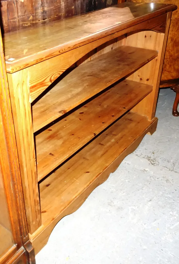 A 20th century pine open bookcase, with three shelves, 139cm wide x 94cm high.  K8