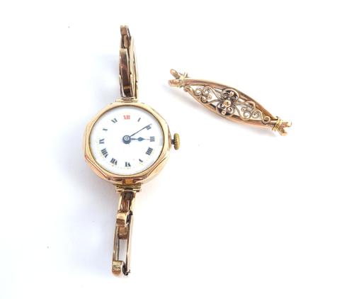 A lady's 9ct gold circular cased bracelet wristwatch, with an unsigned jewelled Swiss movement, the enamelled dial with Roman numerals, on an expandin