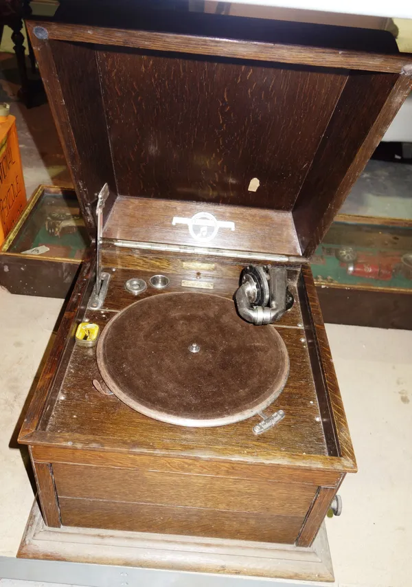 An early 20th century oak cased table top 'Columbia' gramophone.    S2B